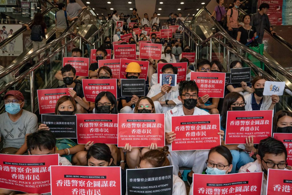 Une foule de manifestants contre les brutalités policières à Hong Kong