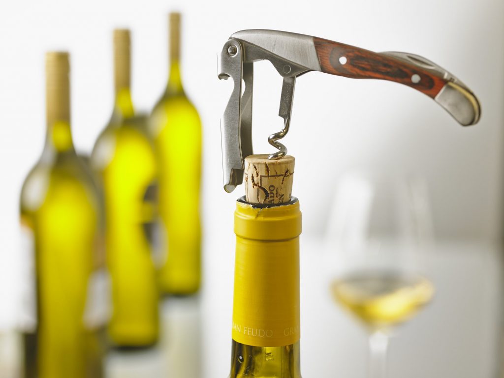 Hoe lang kun je een geopende fles wijn bewaren?