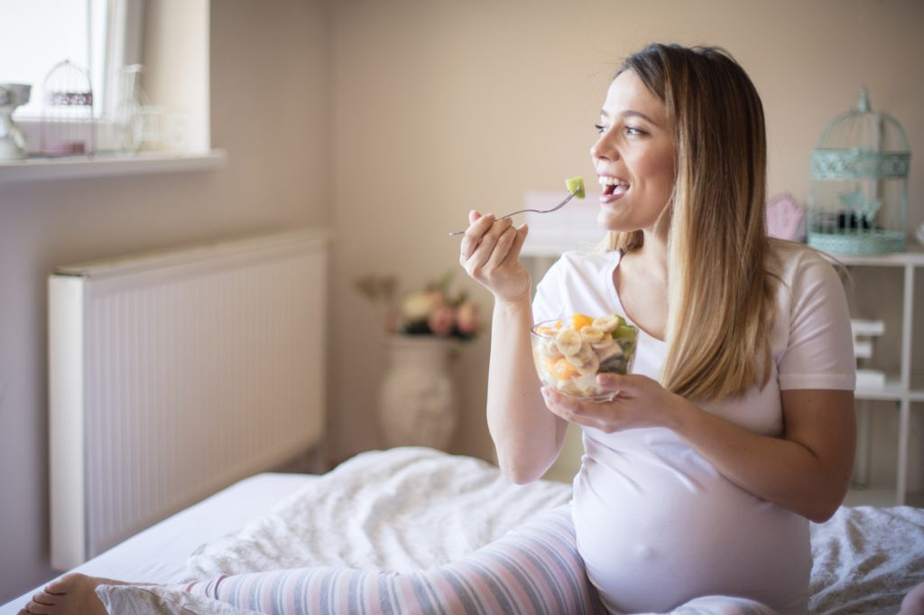 Waarom zwangere vrouwen beter geen rauwe eieren eten