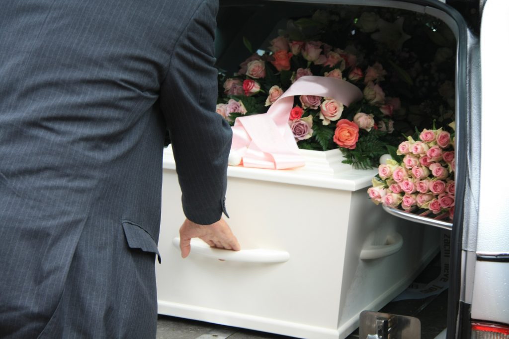 Nabestaanden kunnen steeds moeilijker begrafeniskosten dierbare betalen