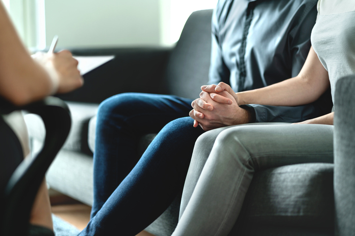 Op de bank bij de relatietherapeut: de 5 meest voorkomende problemen + zo lossen jullie ze op