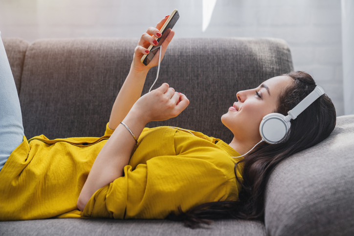 Nieuw onderzoek: naar muziek luisteren komt mentale gezondheid ten goede