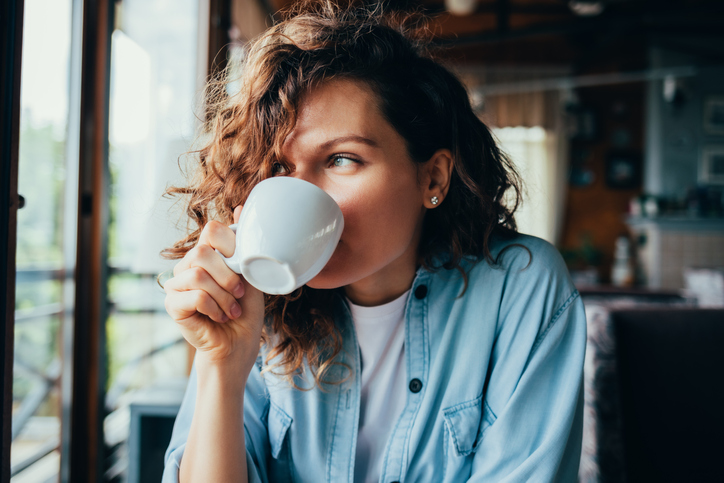 3 redenen waarom koffie drinken slecht is voor je huid