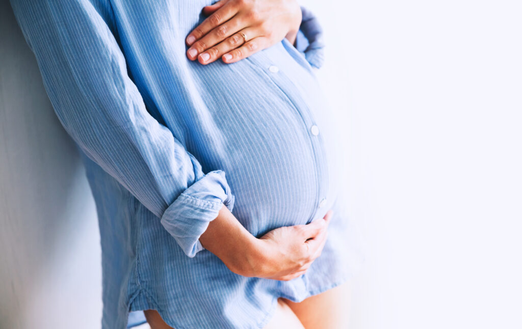 Zwangere vrouwen zijn gevoeliger voor zware benen en spataders.  Dit is wat je eraan kan doen