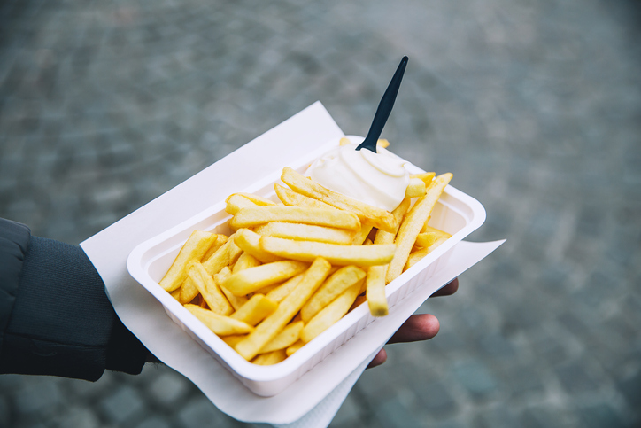 Zoveel calorieën zitten er in een pakje friet met mayonaise (en zo lang moet je sporten om ze weer te verbranden)