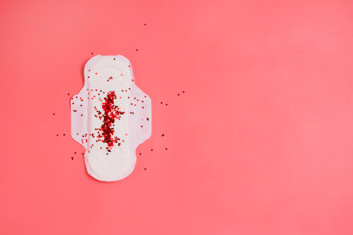 Abnormaal hevig bloedverlies tijdens je menstruatie? De symptomen van menorragie + dit kan je eraan doen
