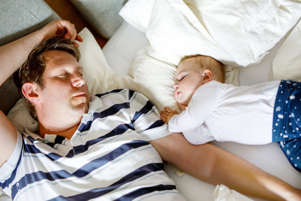 Zo lang hebben jonge ouders last van verstoorde slaap na geboorte