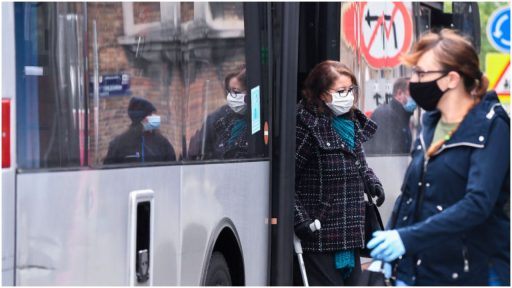 Overlegcomité: mondmaskers mogen af op openbaar vervoer